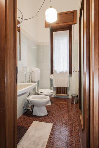 a bathroom with a toilet and a tub and a sink at Villa Paradis B&B in Airuno