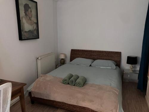 una camera da letto con un letto con due cuscini sopra di Charmante maisonnette a Troyes