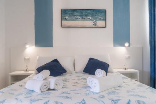 a bedroom with a bed with towels on it at Caletta sul Mare in La Caletta