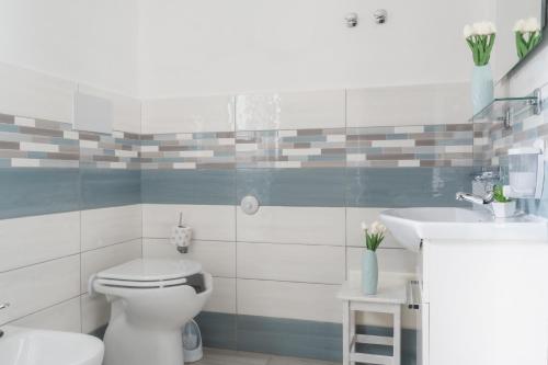 a bathroom with a toilet and a sink at Caletta sul Mare in La Caletta