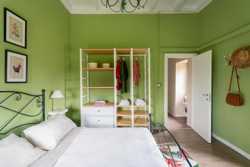a green bedroom with a bed and a closet at Il Dondolo di Villa Carlotta Mozzo in Mozzo