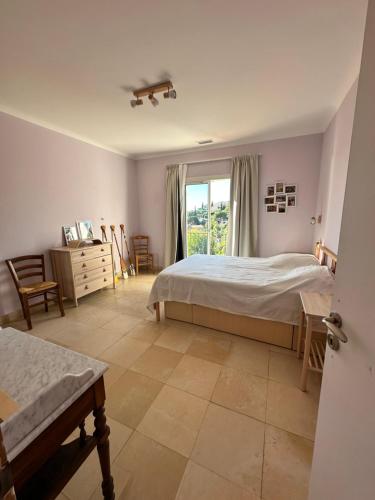 une chambre avec deux lits et une fenêtre dans l'établissement Villa RoseAzur, au Lavandou