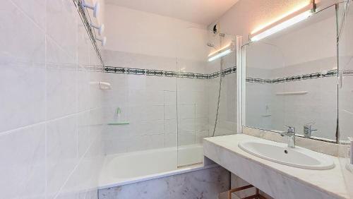 Ένα μπάνιο στο V-Marin 02-Vieux Boucau Appartement 2 chambres avec vue sur le lac marin dans résidence avec piscine