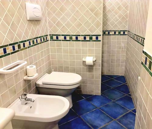 a bathroom with a toilet and a sink at Magico Appartamenti Scafa - Marina Capo d'Orlando in Capo dʼOrlando