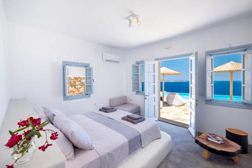 Ένα ή περισσότερα κρεβάτια σε δωμάτιο στο Slow Luxury Patmos Hideaway Villas Sophia, Tatyana and Leda with panorama and pool
