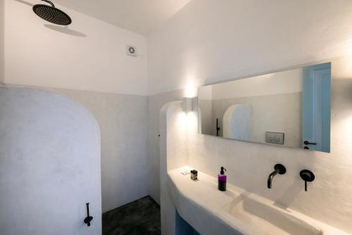 Ένα μπάνιο στο Slow Luxury Patmos Hideaway Villas Sophia, Tatyana and Leda with panorama and pool