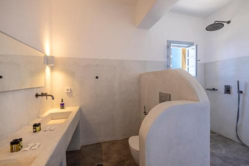 Ένα μπάνιο στο Slow Luxury Patmos Hideaway Villas Sophia, Tatyana and Leda with panorama and pool