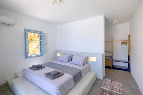 Ένα ή περισσότερα κρεβάτια σε δωμάτιο στο Slow Luxury Patmos Hideaway Villas Sophia, Tatyana and Leda with panorama and pool