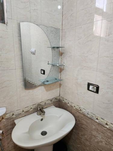 un bagno con lavandino e specchio di Seminat Spaces ad Addis Abeba