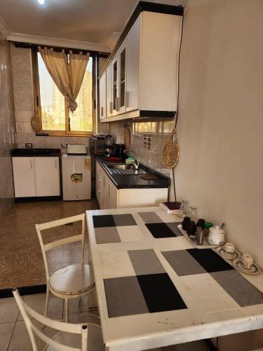 una cucina con un tavolo a scacchi con due sedie di Seminat Spaces ad Addis Abeba