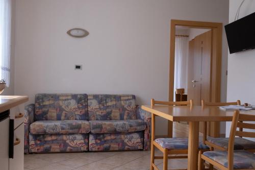 ラブラにあるFerienwohnung im Haus Texel IIIのソファとテーブルのあるリビングルーム