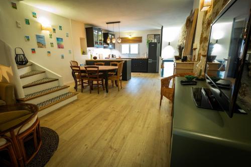 un salon et une salle à manger avec une table et des chaises dans l'établissement Cadenet village house - 4 to 6 people, à Cadenet