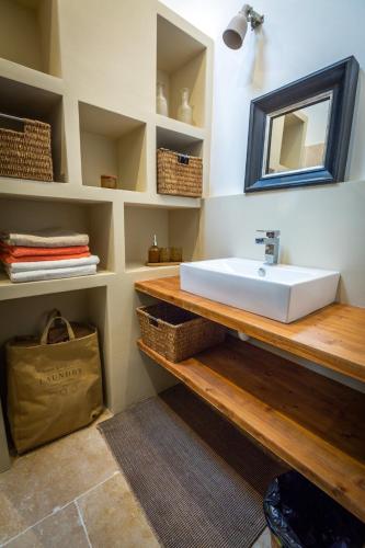une salle de bain avec un lavabo blanc et un miroir dans l'établissement Cadenet village house - 4 to 6 people, à Cadenet