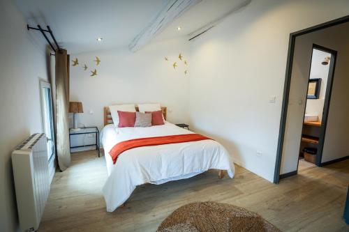 - une chambre dotée d'un lit blanc avec des oiseaux sur le mur dans l'établissement Cadenet village house - 4 to 6 people, à Cadenet