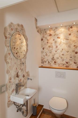 a bathroom with a sink and a toilet at Ferienwohnung Aurora in Winsen Luhe