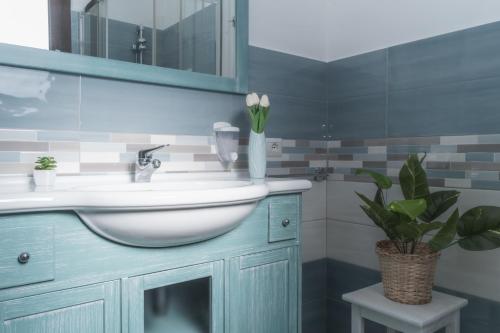 a bathroom with a sink and a mirror at Caletta sul Mare in La Caletta
