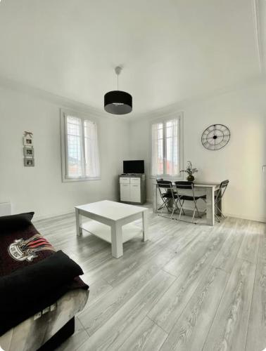 TV a/nebo společenská místnost v ubytování Charmant appartement - Port de Nice