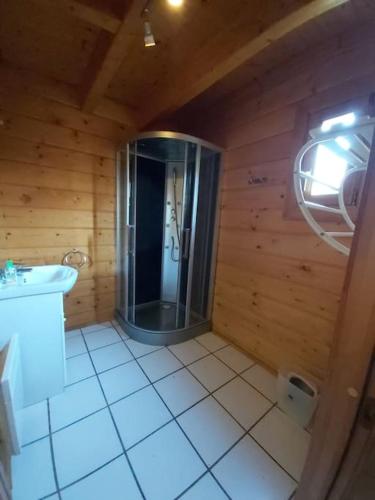 Photo de la galerie de l'établissement Chalet en bois, à Bias