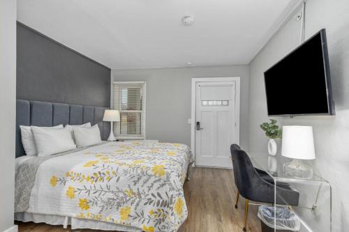 a bedroom with a bed and a flat screen tv at Blue Star Motel in Douglas