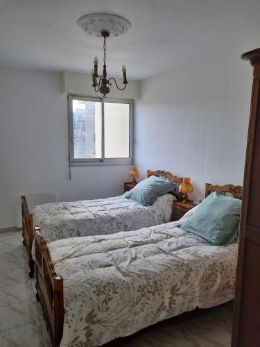 une chambre avec deux lits et une fenêtre dans l'établissement Sete T3 sur les quais en centre ville parking, à Sète