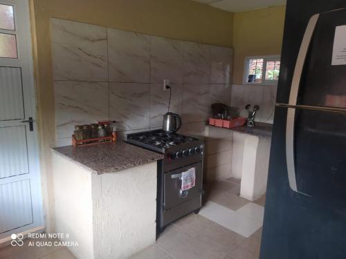 eine Küche mit Herd und Arbeitsplatte in der Unterkunft Habitación con baño para 4 personas para los dias 21 y 22 in Corrientes