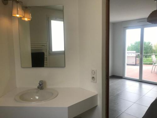 Saint-JosephにあるSete Villa Le Gabanon piscine et 1ere etangの洗面台と鏡のあるバスルーム