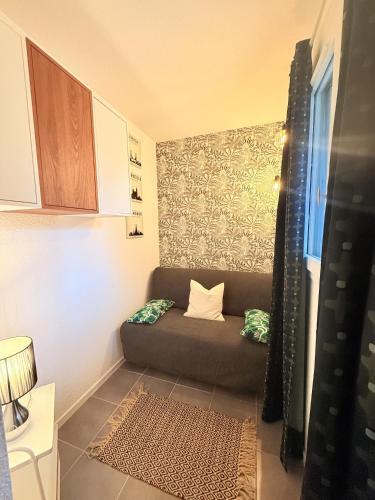 - un petit salon avec un canapé dans l'établissement Sete Appartement face a la mer et au port de plaisance, à Sète