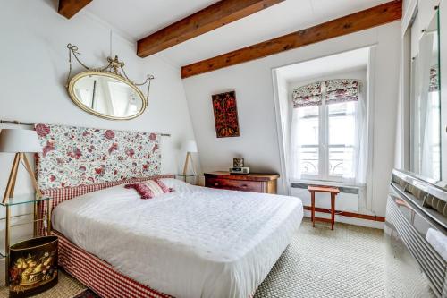 une chambre avec un lit blanc et un miroir dans l'établissement The Persian Lady - Lovely & Quiet - Latin Quarter, à Paris