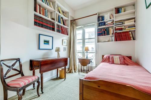 une chambre avec un lit, un bureau et une chaise dans l'établissement The Persian Lady - Lovely & Quiet - Latin Quarter, à Paris