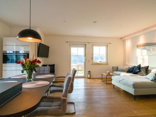 Posezení v ubytování Lüftenblick - Ferienwohnungen am Starnberger See, mit Terrasse, Weitblick, Sauna, Kamin, E-Ladestation