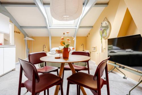 a dining room with a table and chairs at Familielogement De Oude Beltoren in Utrecht