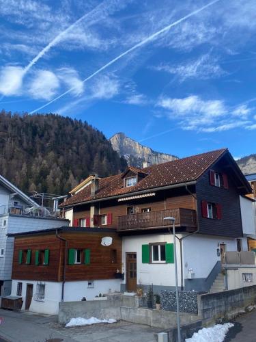 Ein allgemeiner Bergblick oder ein Berglick von des Ferienhauses aus