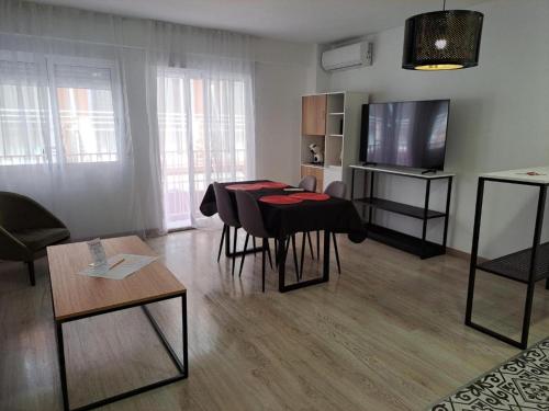 Μια τηλεόραση ή/και κέντρο ψυχαγωγίας στο Chloe Apartments TRG