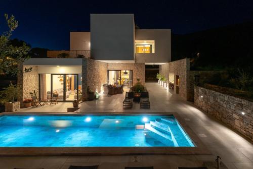 eine Villa mit Swimmingpool bei Nacht in der Unterkunft Villa Praska with private 28,5 sqm pool, 3 en-suite bedrooms, Sauna, 1km to Beach in Podstrana