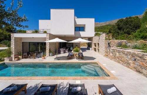 ein Bild einer Villa mit Swimmingpool in der Unterkunft Villa Praska with private 28,5 sqm pool, 3 en-suite bedrooms, Sauna, 1km to Beach in Podstrana