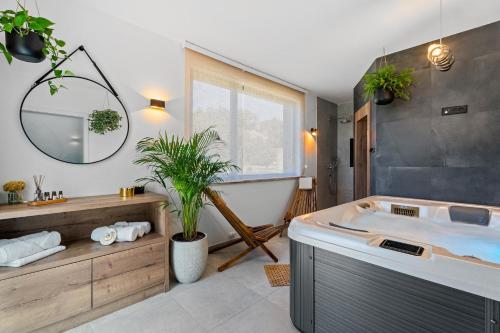 Kúpeľňa v ubytovaní New! Villa Praska with private 28,5 sqm pool, 3 en-suite bedrooms, Sauna, 1km to Beach