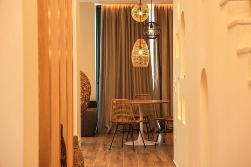 a room with a table and chairs and a window at SanPietro Premium Villas in Draçi