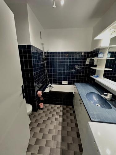 une salle de bain avec un lavabo, des toilettes et une baignoire dans l'établissement Appartement T2 Residence front de mer, à Mandelieu-la-Napoule