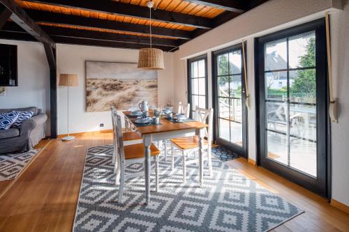 a dining room with a table and chairs at Ferienhaus Hygge in Kappeln