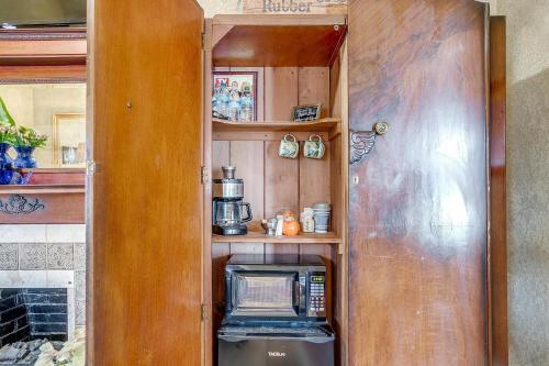 a small kitchen with a microwave in a room at The Gallery House Boutique Hotel in Stephenville