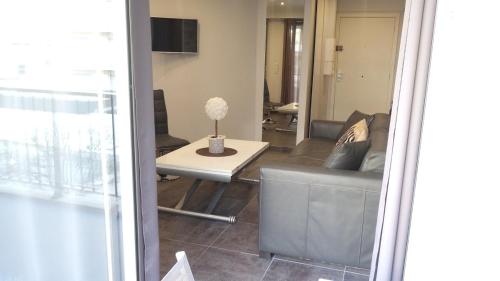 Elegant F2 with all comforts in center of Cannes