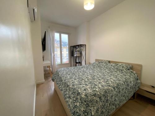 une chambre avec un lit et une fenêtre dans l'établissement Appartement Nice 2 chambre 2 lits 1 salle de bain, à Nice