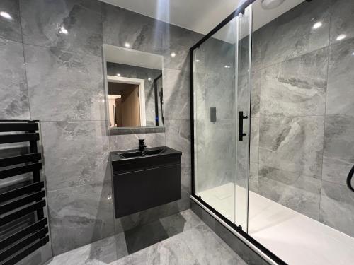 Koupelna v ubytování Moonlight Lodge - 4 bedroom Barn with Hot Tub!