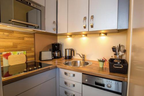 une cuisine avec un évier et un plan de travail dans l'établissement ancora Marina Haus 1 Nr 01, Typ 1, à Neustadt in Holstein