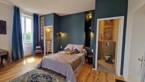 - une chambre avec un lit et des toilettes dans l'établissement Aux roses de Cèdres chambre Savane, à Salvagnac