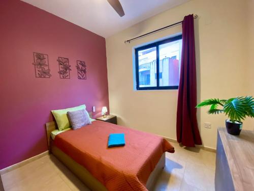 Katil atau katil-katil dalam bilik di Red Rose Modern Apartment in the Heart of San Pawl