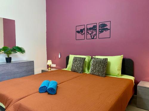 Katil atau katil-katil dalam bilik di Red Rose Modern Apartment in the Heart of San Pawl