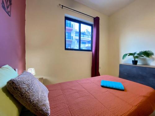 Katil atau katil-katil dalam bilik di Red Rose Modern Apartment in the Heart of San Pawl