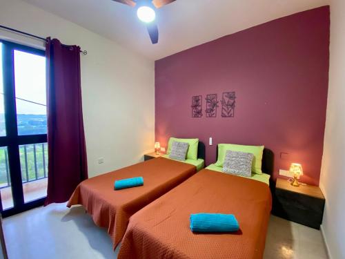 Katil atau katil-katil dalam bilik di Red Rose Modern Apartment in the Heart of San Pawl
