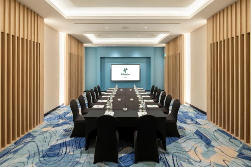 a long conference room with a long table and chairs at Holiday Inn Pattaya by IHG in Pattaya Central